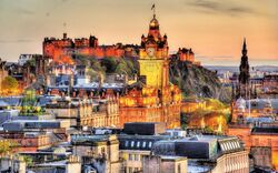 Blick vom Calton Hill in Richtung Edinburgh Castle - Schottland