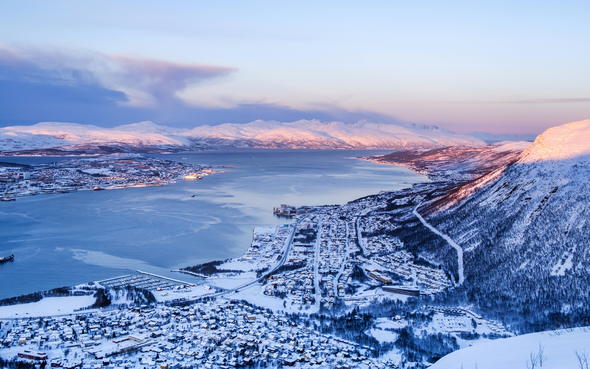 Luftaufnahme von Tromsø im Winter vom Berg Storsteinen