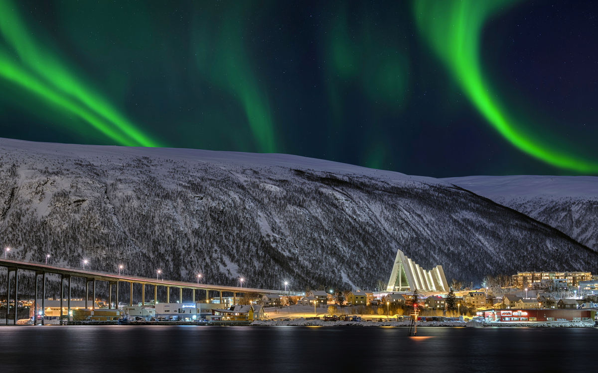 Tromsos Eismeerkathedrale mit Nordlichtern