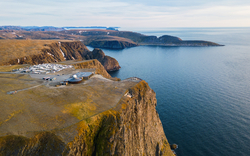 Nordkap-Denkmal (Nordkapp) im Hochsommer