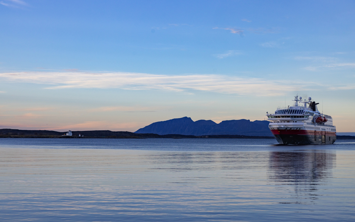 das Hurtigruten-Schiff MS Polarlys nähert sich Brønnøysund