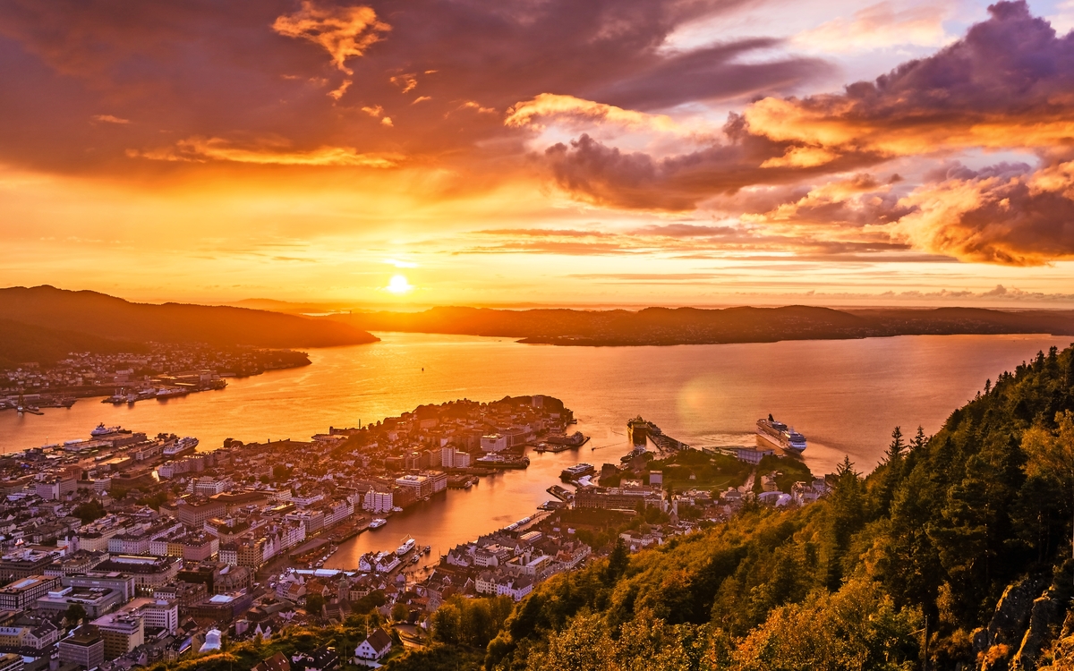 Erstaunliche Sonnenuntergangansicht der Stadt von Bergen von Floyen-Berg. Norwegen.