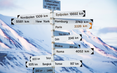 Wegweiser mit Entfernungen zu Städten der Welt in Longyearbyen