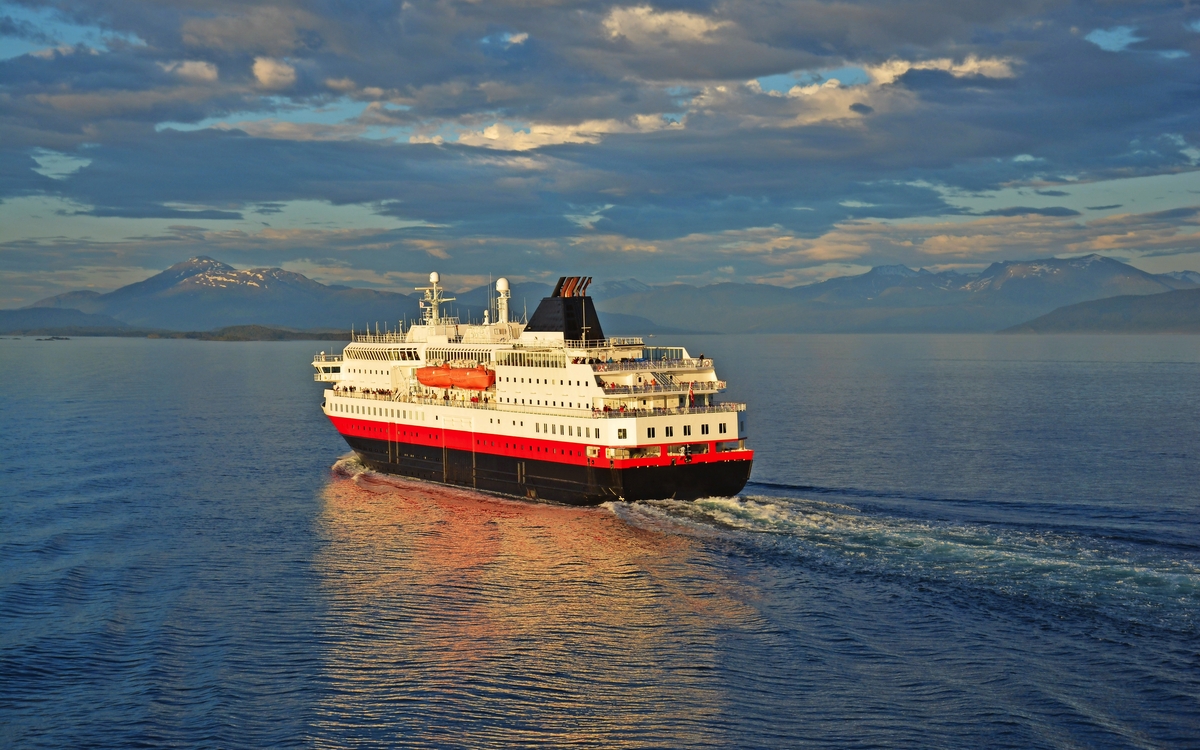 Transportschiff an der norwegischen Küste